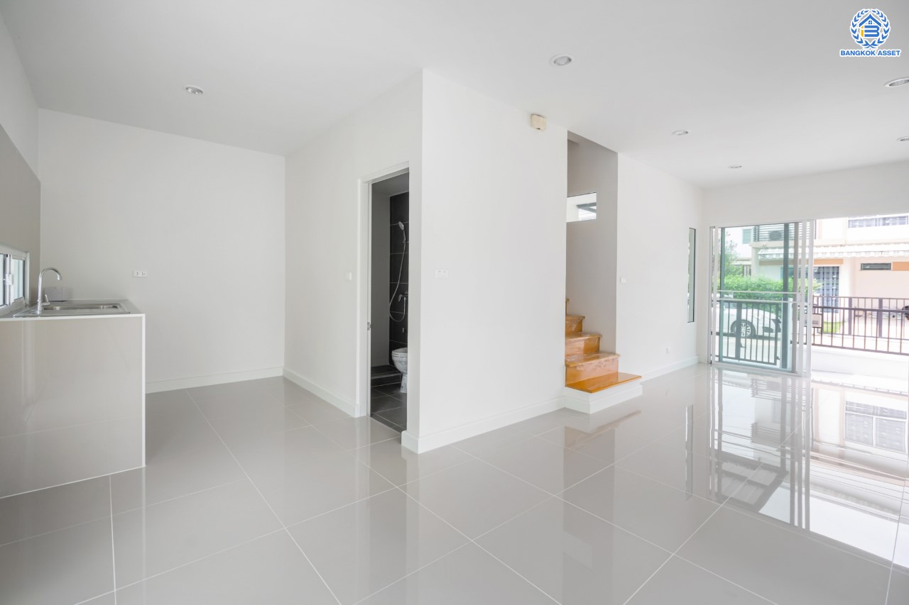 บ้านมือสองตกแต่งใหม่ ม.พลีโน่ ปิ่นเกล้า-ราชพฤกษ์ ทาวน์เฮ้าส์ 2 ชั้นหลังมุม เนื้อที่ 29.2 ตร.ว. ฟังก์ชันจัดเต็ม 3 ห้องนอน 2 ห้องน้ำ จอดรถได้ 1 คัน พร้อมพื้นที่ใช้สอย 148 ตร.ม. การเดินทางสะดวก ใกล้วงเวียนพระรามห้า, The Walk และจุดขึ้นทางด่วน "ศรีรัช"